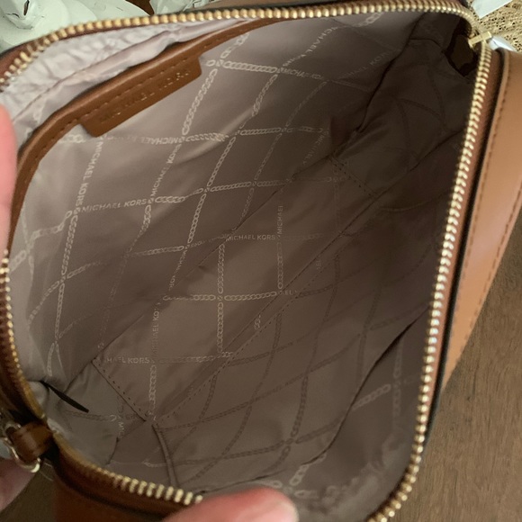 New Mk jet set large EW crossbody ♥️ - Picture 5 of 8